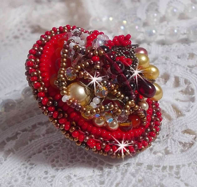 Bague Printemps Color&eacute; brod&eacute;e avec des Cristaux de Swarovski, des perles rondes nacr&eacute;es, un c&ocirc;ne filigran&eacute;e et des rocailles