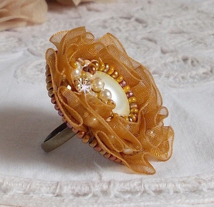 Reflets de Rosée-ring broderad med pärlor och ett Fauve-färgat organzaband.