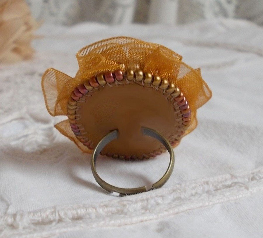 Reflets de Rosée-ring broderad med pärlor och ett Fauve-färgat organzaband.