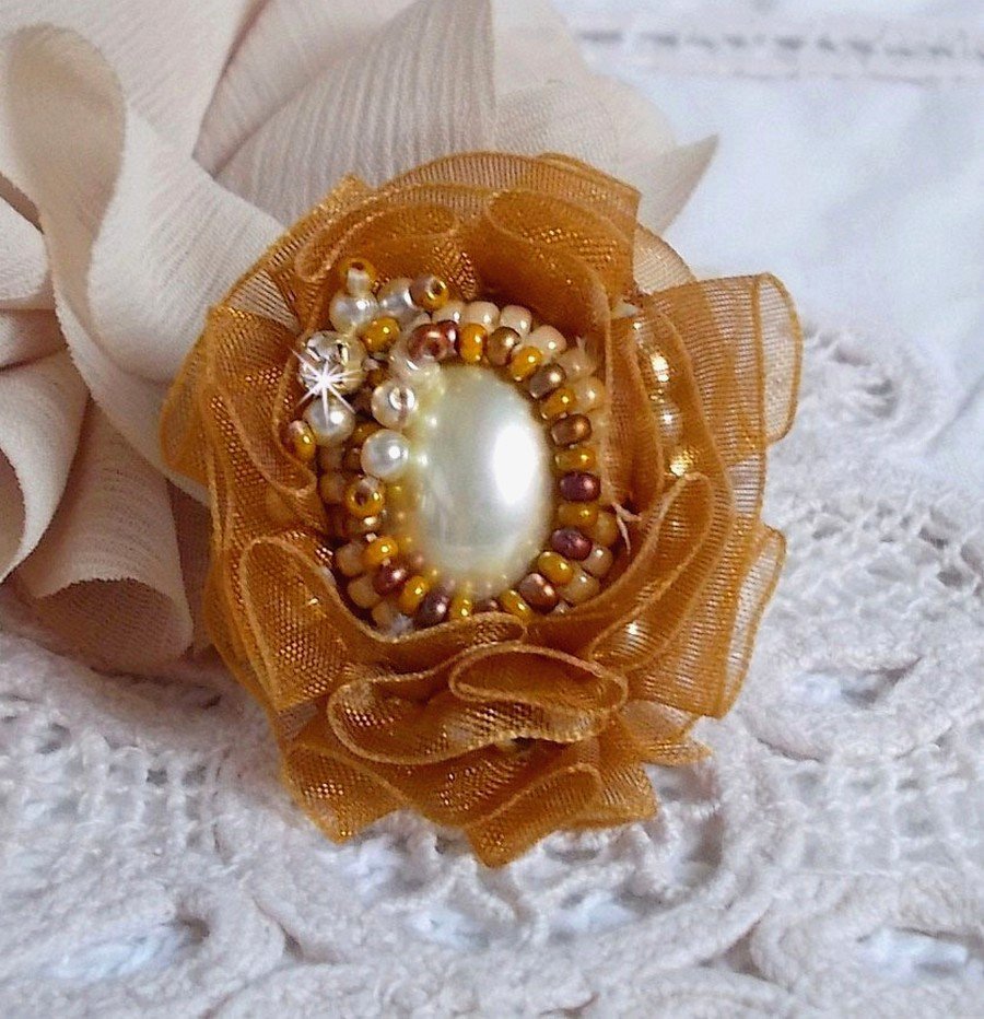 Reflets de Rosée-ring broderad med pärlor och ett Fauve-färgat organzaband.
