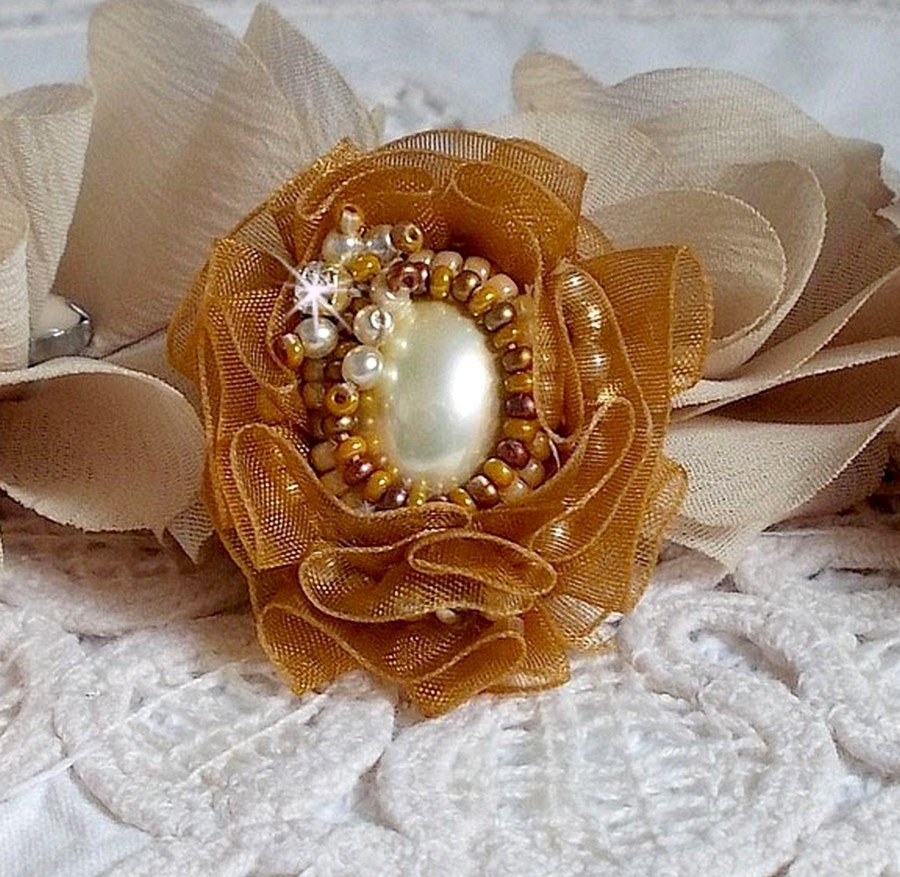 Reflets de Rosée-ring broderad med pärlor och ett Fauve-färgat organzaband.
