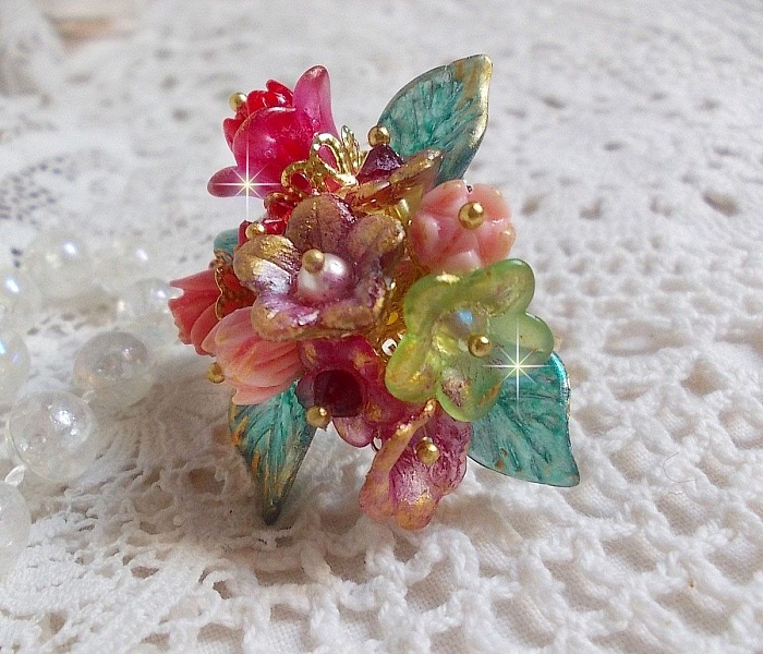 Bague Roseraie Proven&ccedil;ale cr&eacute;&eacute;e avec des toupies de Swarovski, des perles en r&eacute;sine, acrylique, verre et accessoires en laiton dor&eacute;