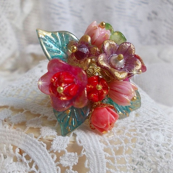 Bague Roseraie Proven&ccedil;ale cr&eacute;&eacute;e avec des toupies de Swarovski, des perles en r&eacute;sine, acrylique, verre et accessoires en laiton dor&eacute;