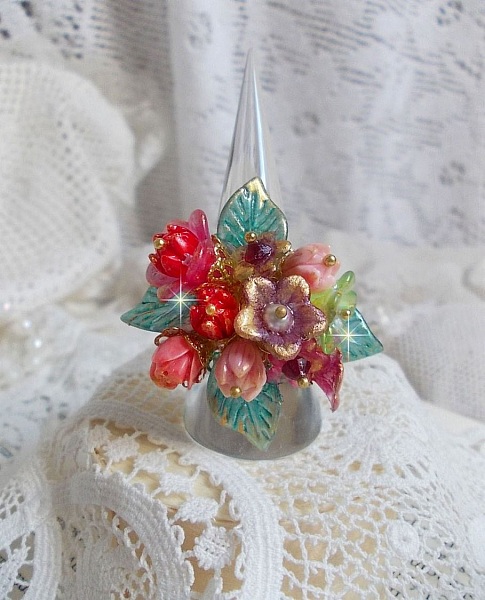 Bague Roseraie Proven&ccedil;ale cr&eacute;&eacute;e avec des toupies de Swarovski, des perles en r&eacute;sine, acrylique, verre et accessoires en laiton dor&eacute;