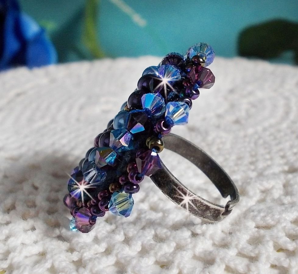 Royal Blue Roses ring broderad med en glascabochon och vackra barockpärlor.