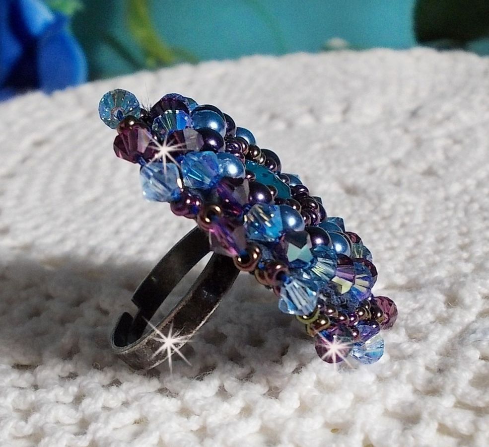 Royal Blue Roses ring broderad med en glascabochon och vackra barockpärlor.