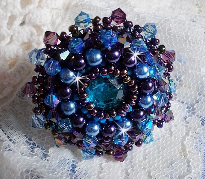 Royal Blue Roses ring broderad med en glascabochon och vackra barockp&auml;rlor.