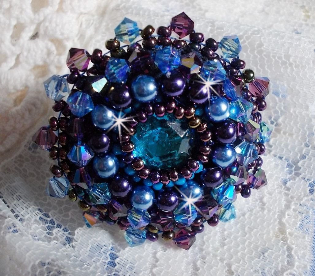 Royal Blue Roses ring broderad med en glascabochon och vackra barockpärlor.