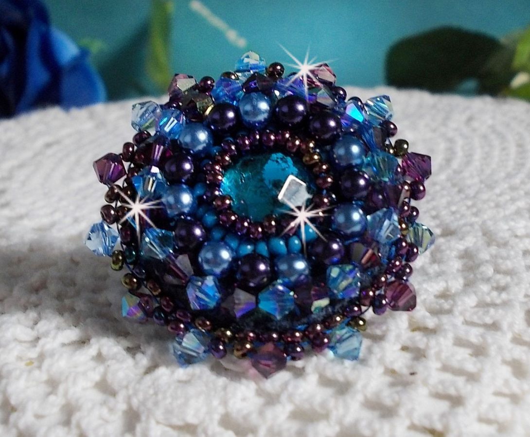 Royal Blue Roses ring broderad med en glascabochon och vackra barockpärlor.