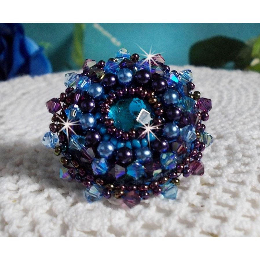Royal Blue Roses ring broderad med en glascabochon och vackra barockpärlor.