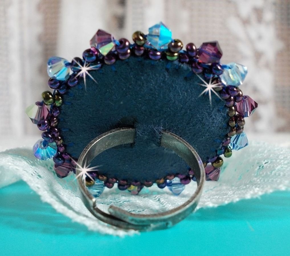 Royal Blue Roses ring broderad med en glascabochon och vackra barockpärlor.