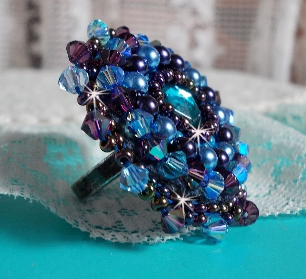 Royal Blue Roses ring broderad med en glascabochon och vackra barockpärlor.