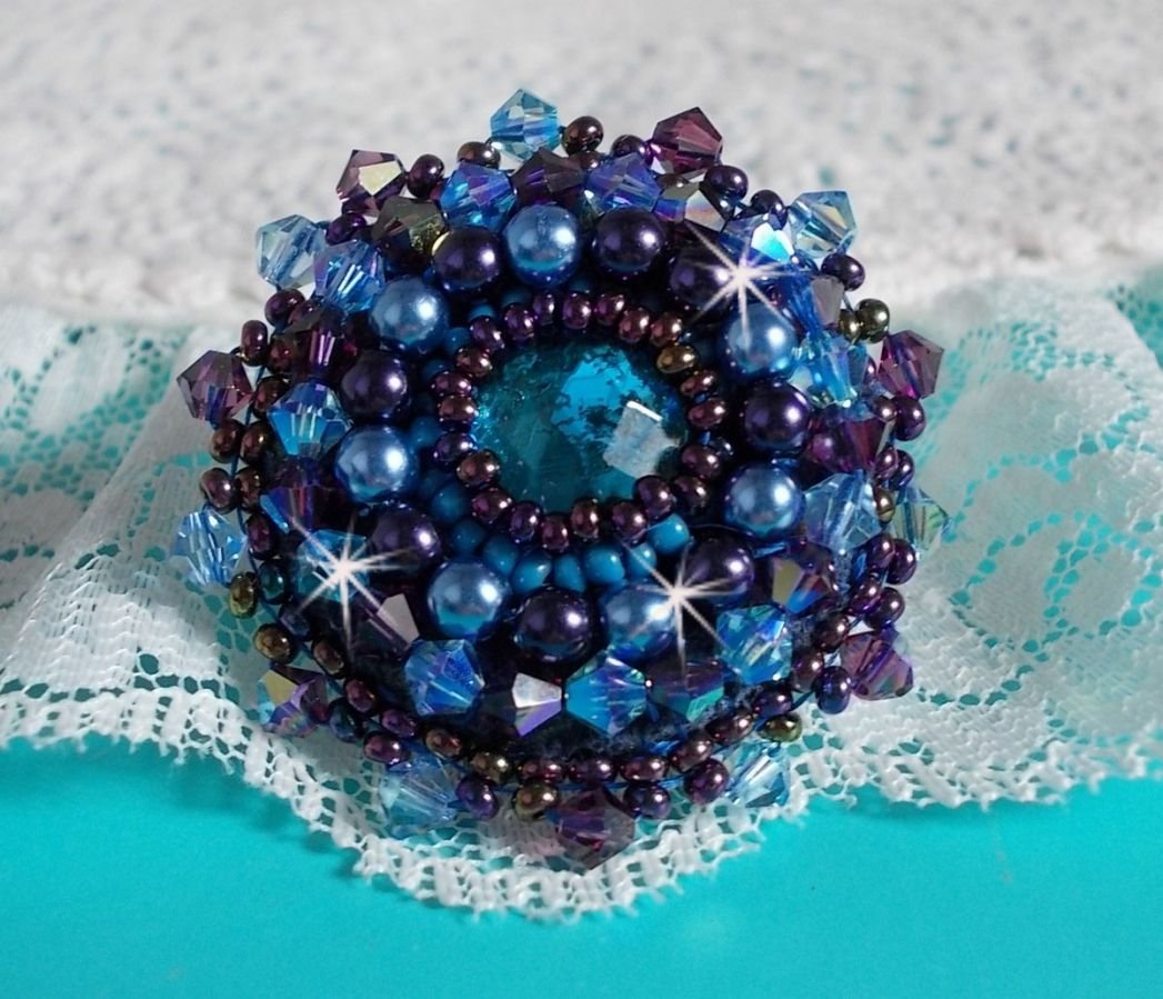 Royal Blue Roses ring broderad med en glascabochon och vackra barockpärlor.