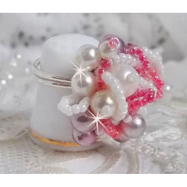 Bague Roses D&eacute;tente est brod&eacute;e avec des cristaux de Swarovski, une bague en argent massif 925/1000 et des rocailles