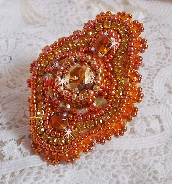 Rumba ring broderad med en vacker orange Swarovski kristall, facetter och Miyuki fr&ouml;p&auml;rlor.