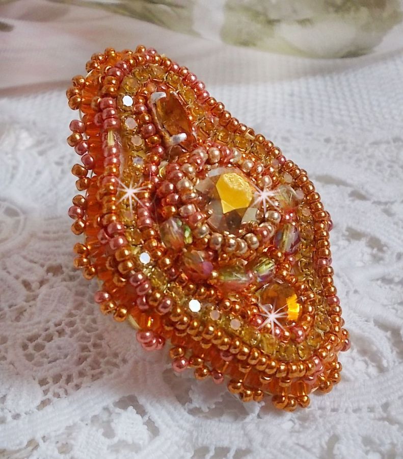 Rumba ring broderad med en vacker orange Swarovski kristall, facetter och Miyuki fröpärlor.