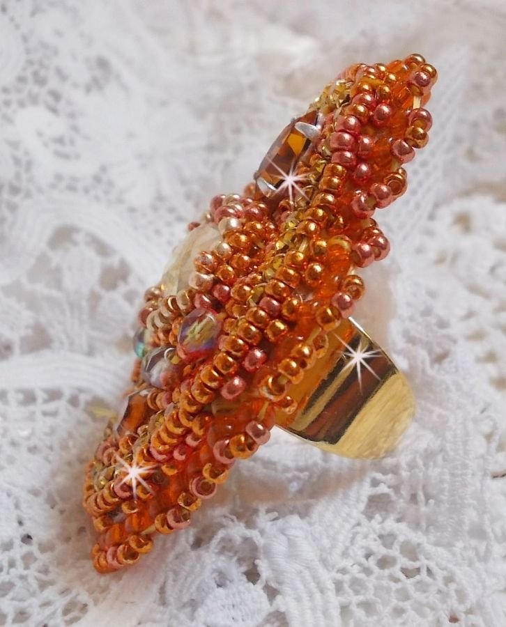 Rumba ring broderad med en vacker orange Swarovski kristall, facetter och Miyuki fröpärlor.