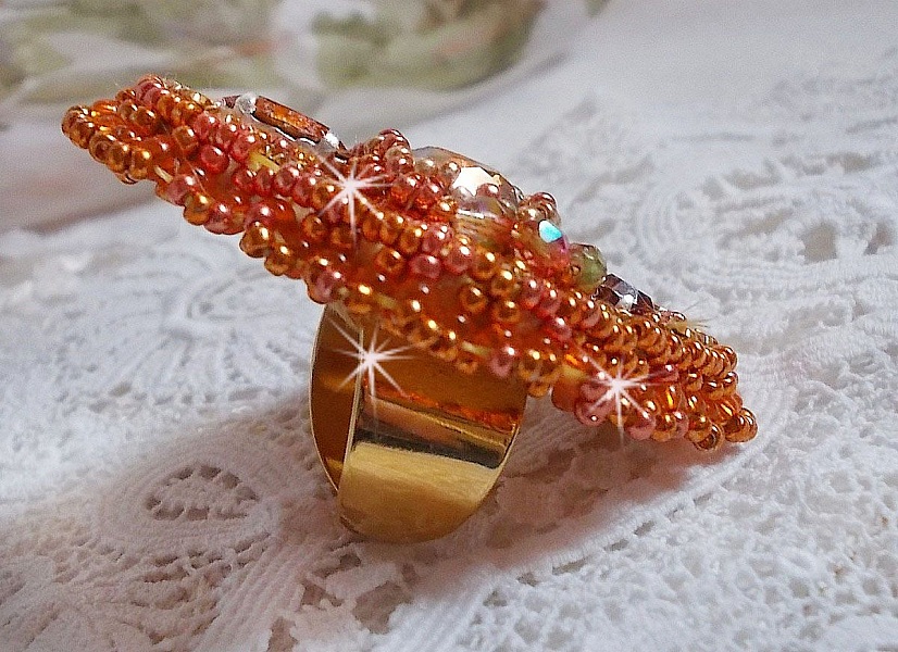 Rumba ring broderad med en vacker orange Swarovski kristall, facetter och Miyuki fr&ouml;p&auml;rlor.