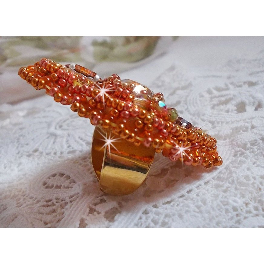 Rumba ring broderad med en vacker orange Swarovski kristall, facetter och Miyuki fröpärlor.