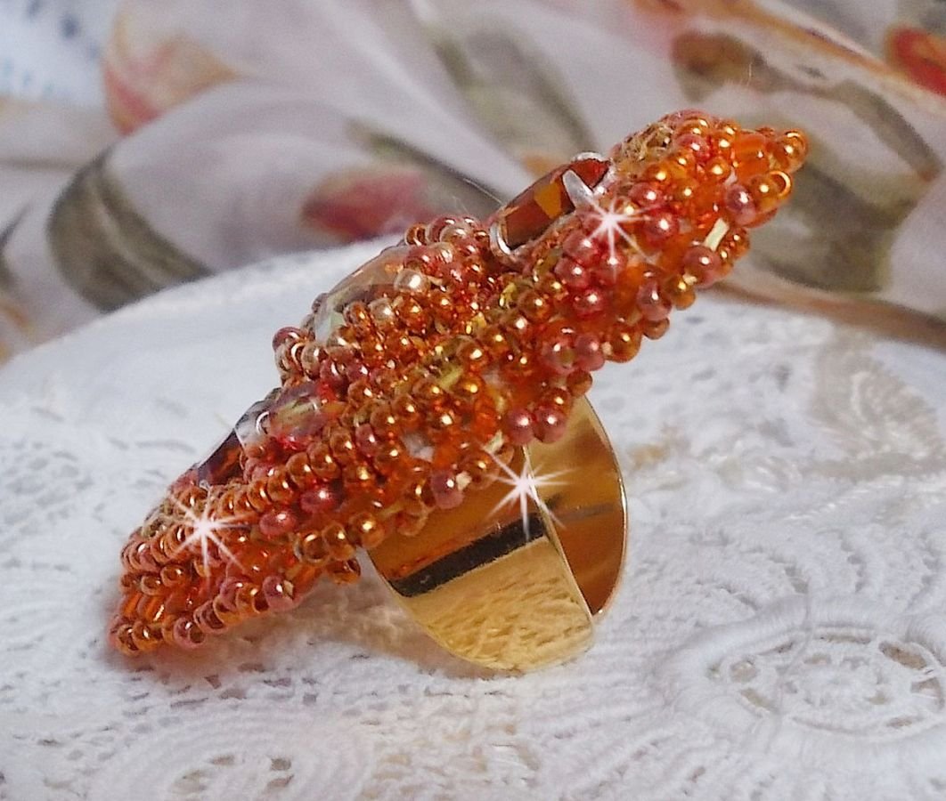 Rumba ring broderad med en vacker orange Swarovski kristall, facetter och Miyuki fröpärlor.