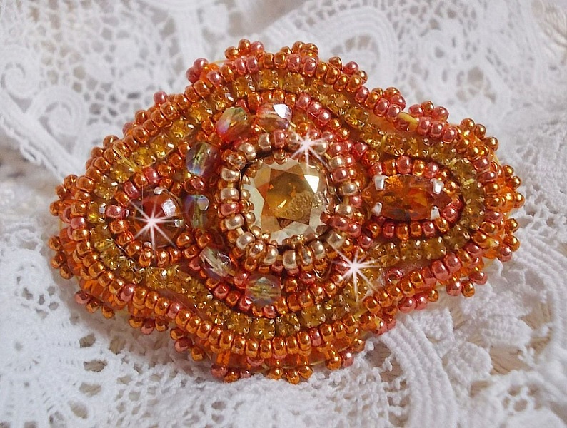 Rumba ring broderad med en vacker orange Swarovski kristall, facetter och Miyuki fr&ouml;p&auml;rlor.