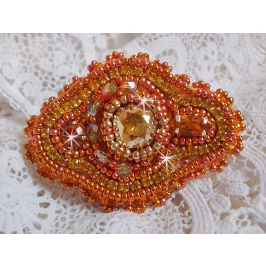 Rumba ring broderad med en vacker orange Swarovski kristall, facetter och Miyuki fröpärlor.