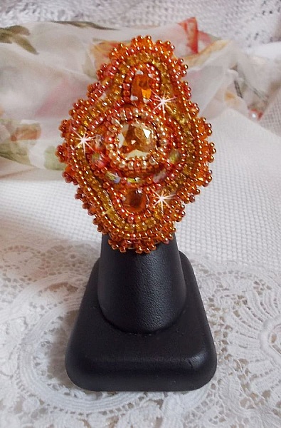 Rumba ring broderad med en vacker orange Swarovski kristall, facetter och Miyuki fr&ouml;p&auml;rlor.
