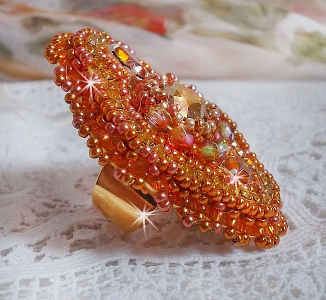 Rumba ring broderad med en vacker orange Swarovski kristall, facetter och Miyuki fr&ouml;p&auml;rlor.