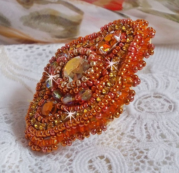 Rumba ring broderad med en vacker orange Swarovski kristall, facetter och Miyuki fr&ouml;p&auml;rlor.