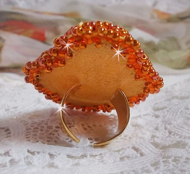 Rumba ring broderad med en vacker orange Swarovski kristall, facetter och Miyuki fr&ouml;p&auml;rlor.