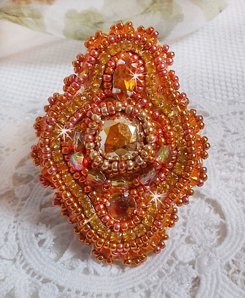 Rumba ring broderad med en vacker orange Swarovski kristall, facetter och Miyuki fr&ouml;p&auml;rlor.
