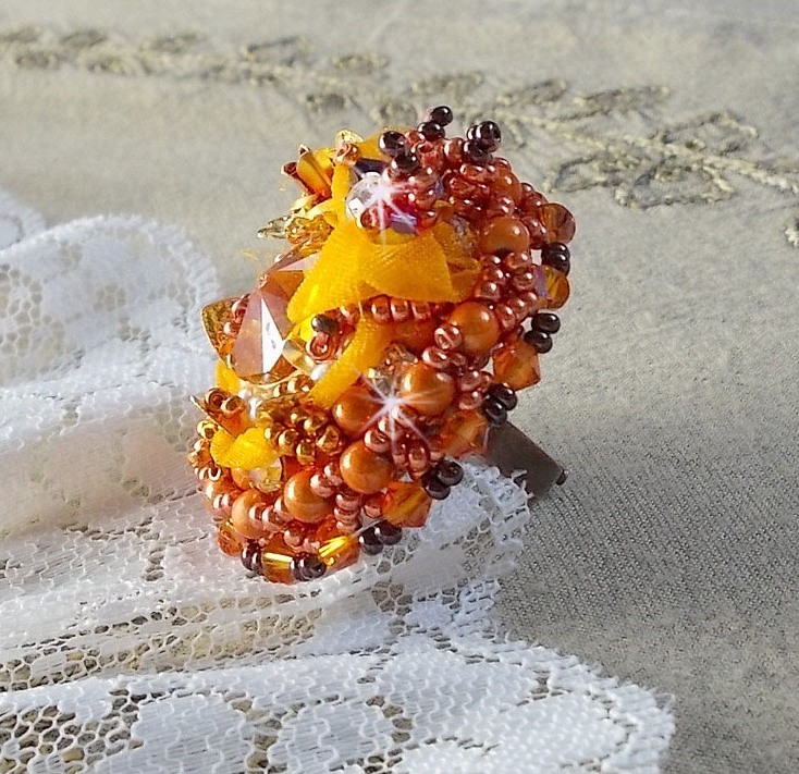 Les Rêves d'Acapulco ring broderad med Swarovski kristaller, Miyuki fröpärlor, glas och pärlor i en chic boho etnisk stil