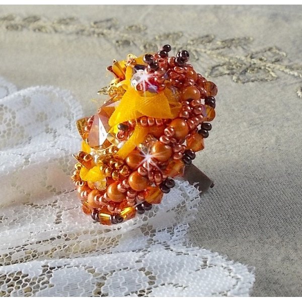 Les Rêves d'Acapulco ring broderad med Swarovski kristaller, Miyuki fröpärlor, glas och pärlor i en chic boho etnisk stil