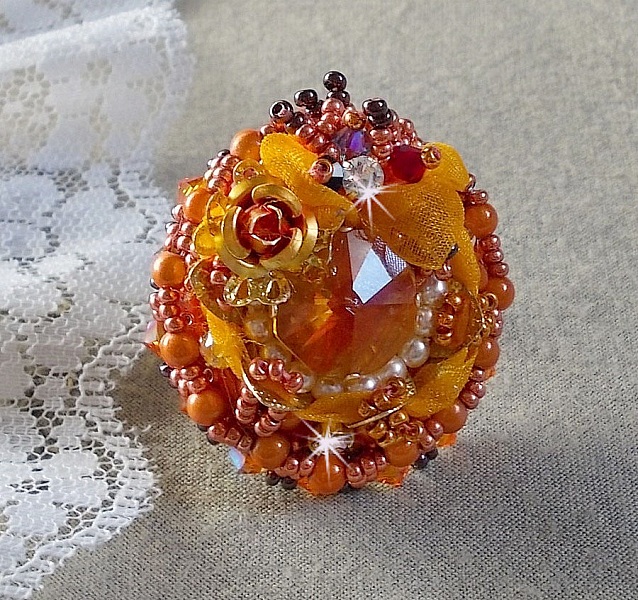 Les R&ecirc;ves d'Acapulco ring broderad med Swarovski kristaller, Miyuki fr&ouml;p&auml;rlor, glas och p&auml;rlor i en chic boho etnisk stil