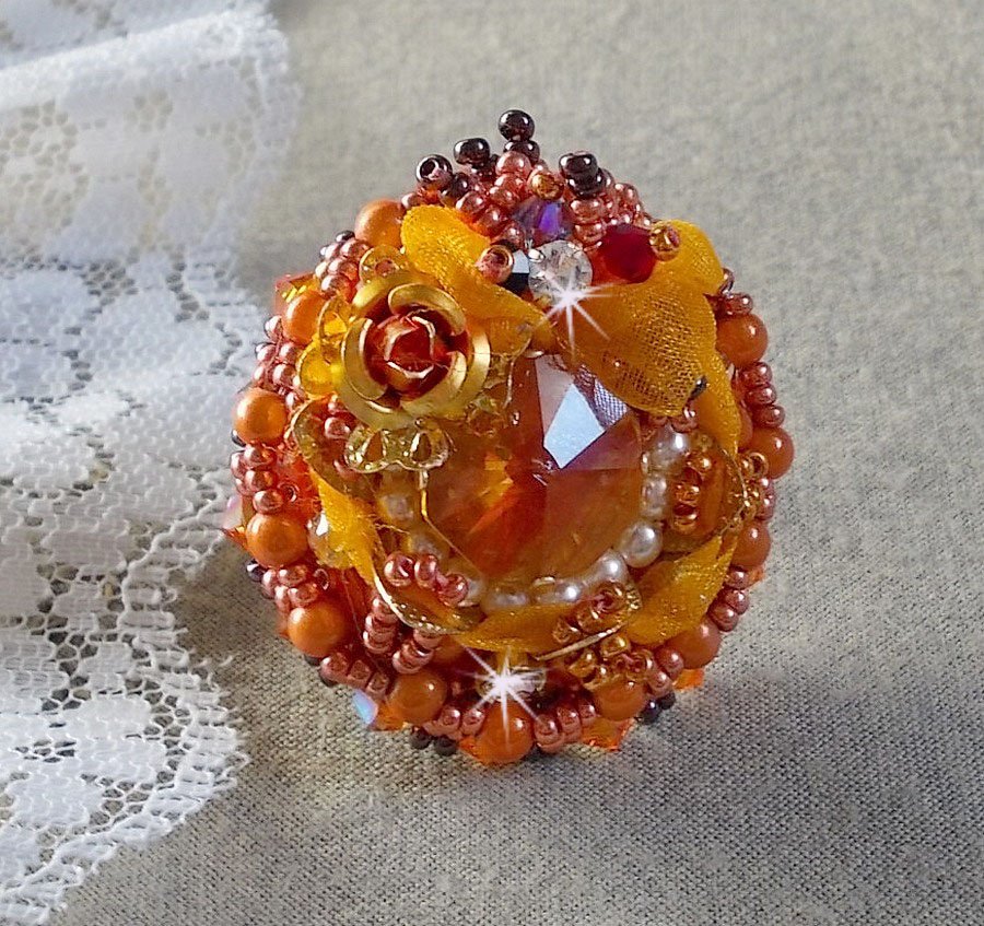 Les Rêves d'Acapulco ring broderad med Swarovski kristaller, Miyuki fröpärlor, glas och pärlor i en chic boho etnisk stil