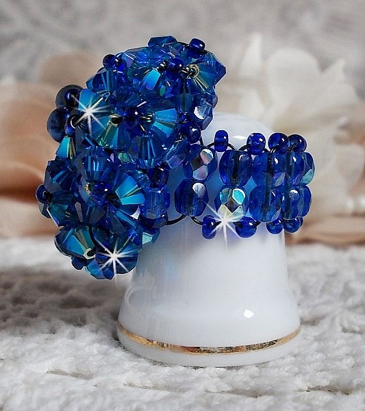 Bague Saphir avec des Cristaux de Swarovski et des perles de boh&ecirc;me