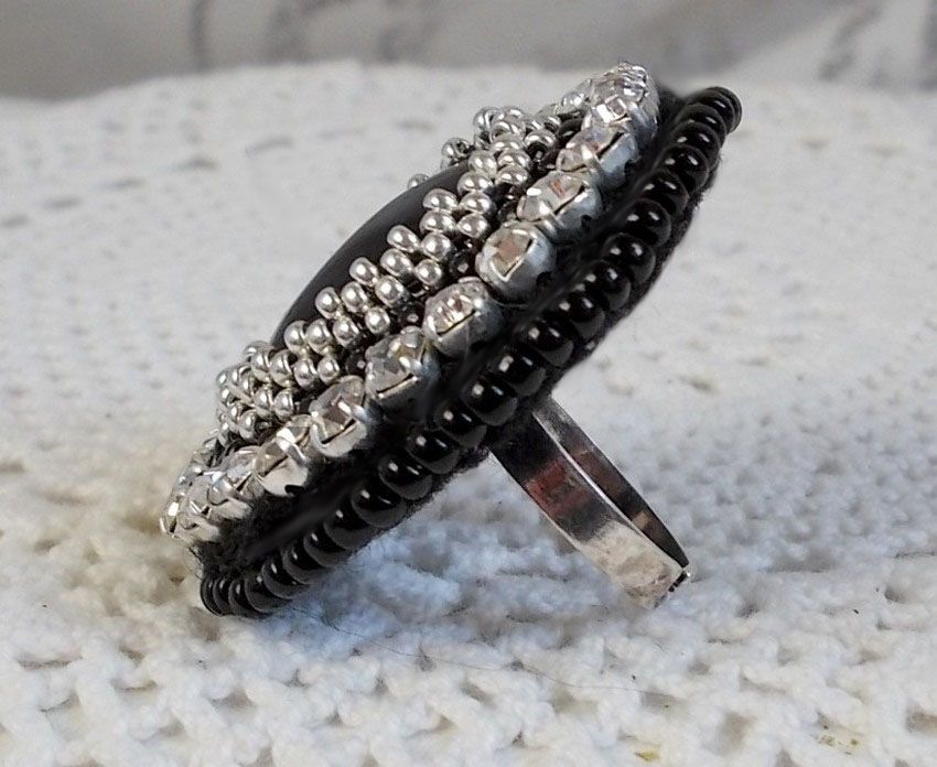 Black Stone Ring broderad med en ädelsten, svart onyx, kristaller och pärlor.