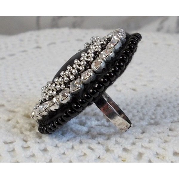 Black Stone Ring broderad med en ädelsten, svart onyx, kristaller och pärlor.