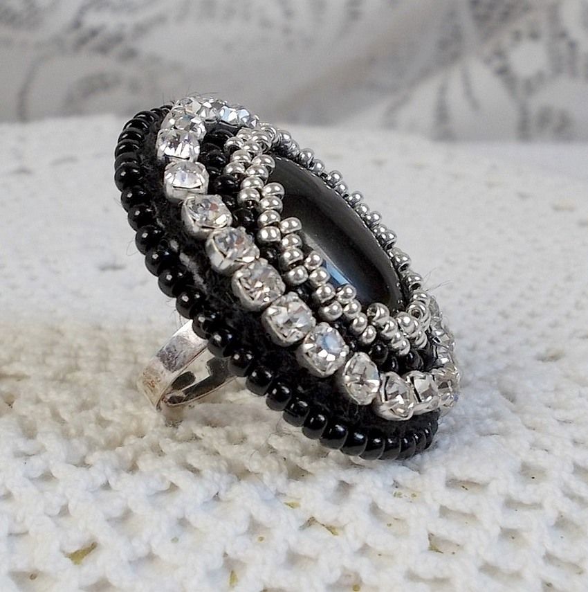 Black Stone Ring broderad med en ädelsten, svart onyx, kristaller och pärlor.