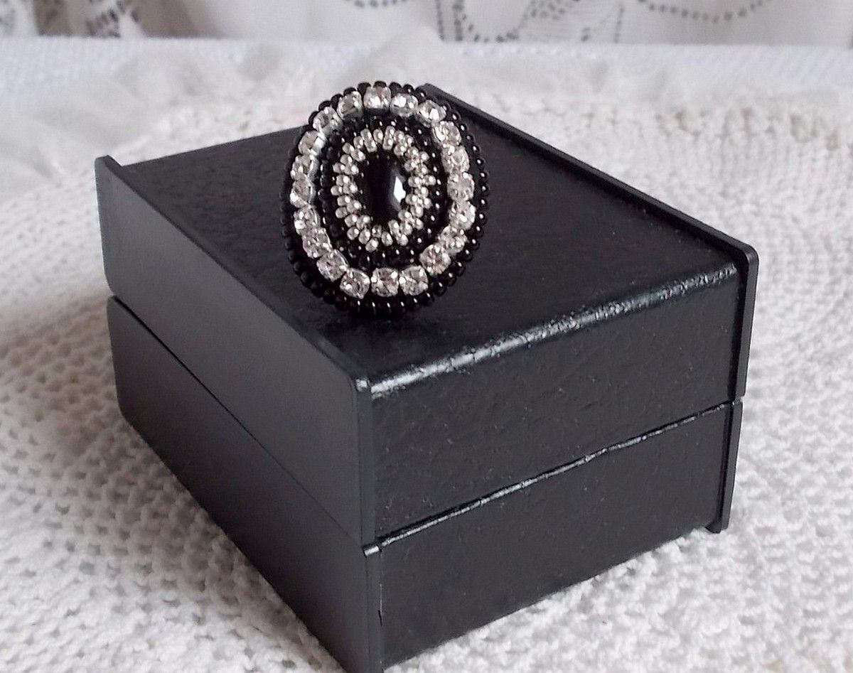 Black Stone Ring broderad med en ädelsten, svart onyx, kristaller och pärlor.