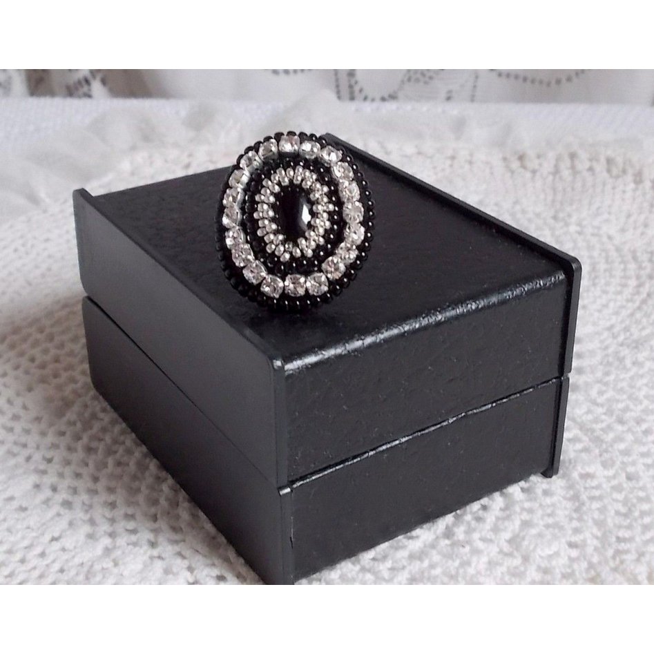 Black Stone Ring broderad med en ädelsten, svart onyx, kristaller och pärlor.