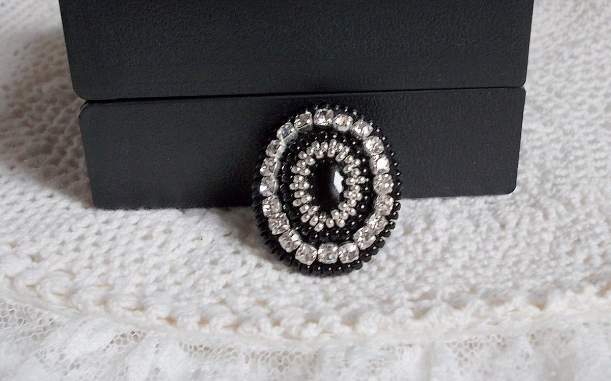 Black Stone Ring broderad med en ädelsten, svart onyx, kristaller och pärlor.
