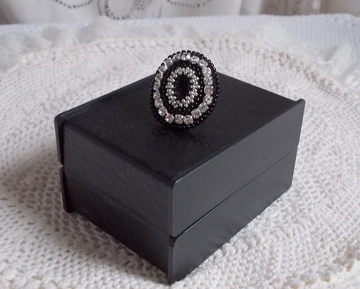 Black Stone Ring broderad med en ädelsten, svart onyx, kristaller och pärlor.