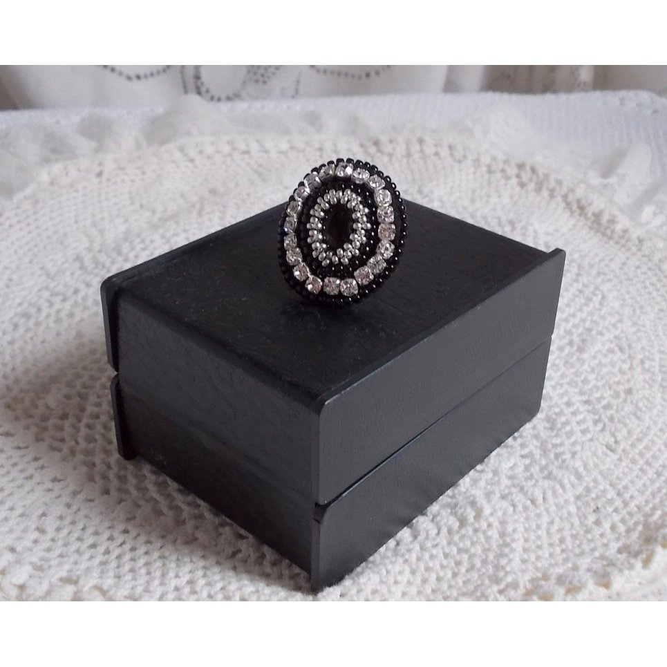 Black Stone Ring broderad med en ädelsten, svart onyx, kristaller och pärlor.