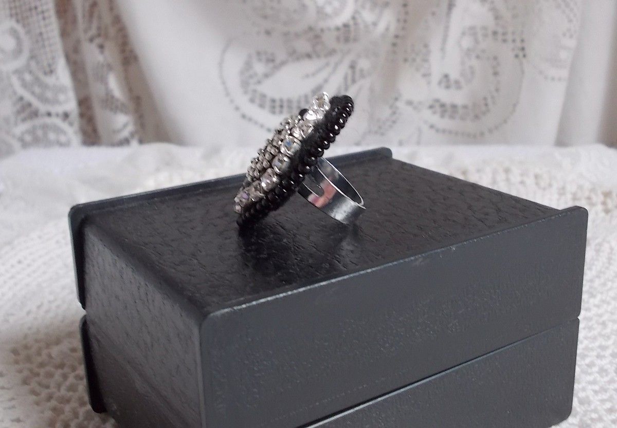 Black Stone Ring broderad med en ädelsten, svart onyx, kristaller och pärlor.