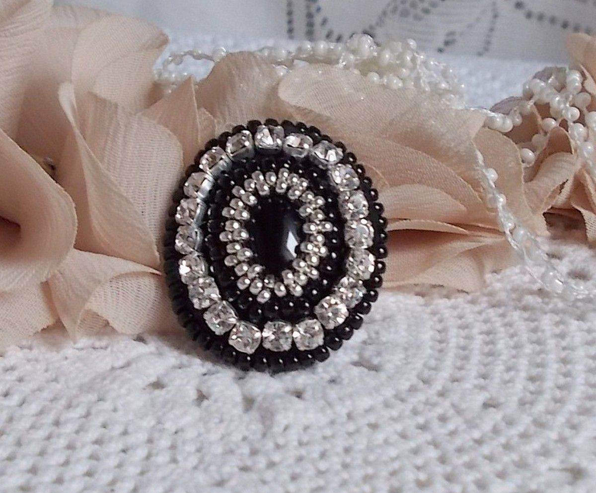 Black Stone Ring broderad med en ädelsten, svart onyx, kristaller och pärlor.