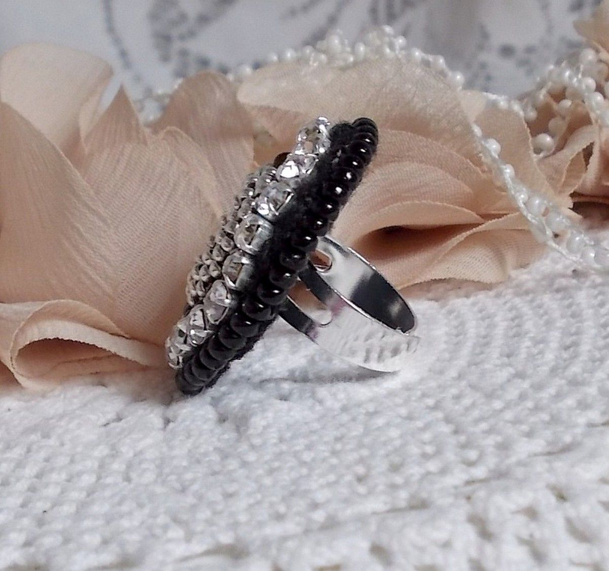 Black Stone Ring broderad med en ädelsten, svart onyx, kristaller och pärlor.