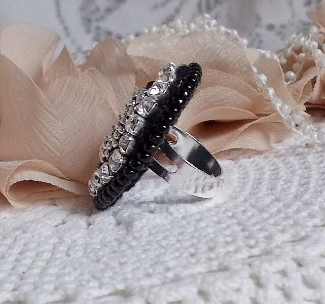 Black Stone Ring broderad med en &auml;delsten, svart onyx, kristaller och p&auml;rlor.