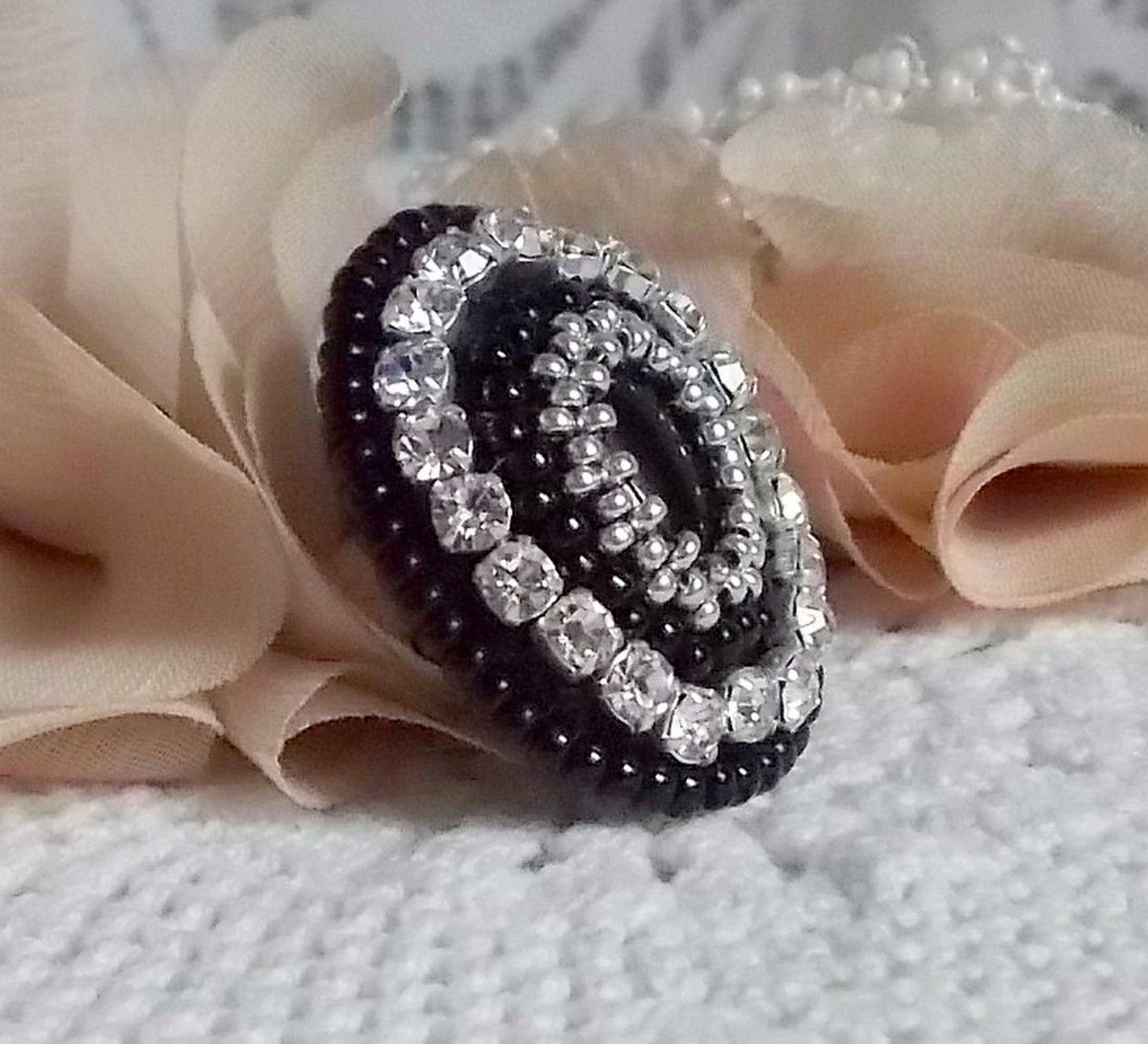 Black Stone Ring broderad med en ädelsten, svart onyx, kristaller och pärlor.