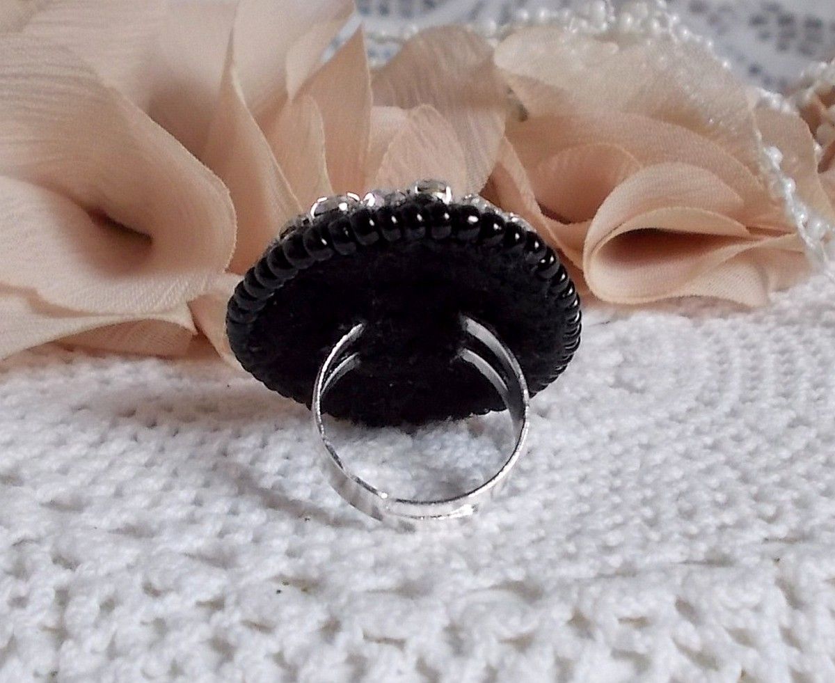 Black Stone Ring broderad med en ädelsten, svart onyx, kristaller och pärlor.